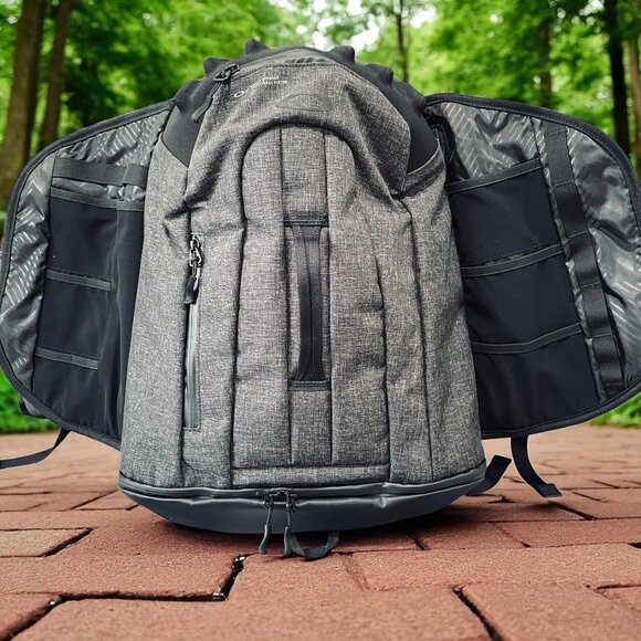 Oakley Aero Pack Backpack Gray 26L Cycling Laptop Bag Travel‎ Gear NWT Blackout